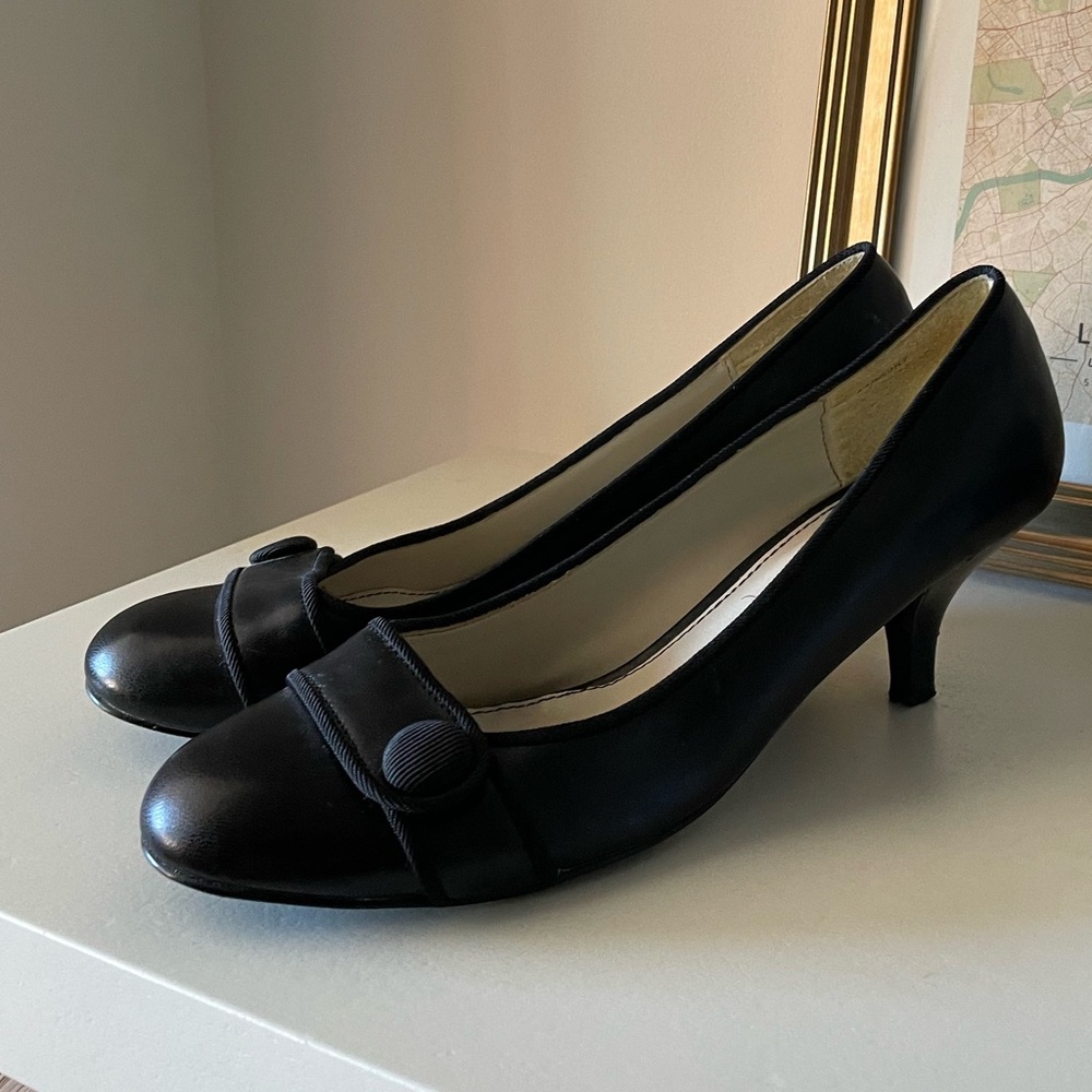 Black kitten heels